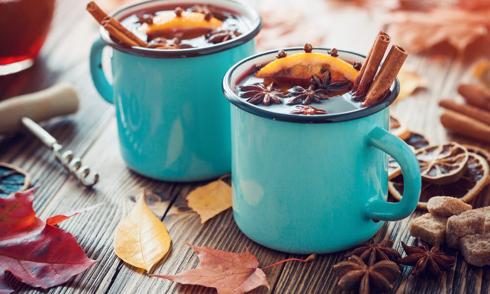 mulled wine in two mugs