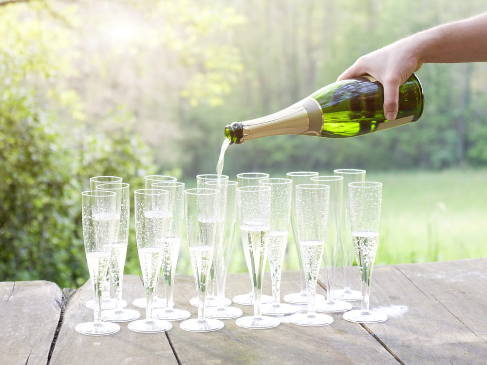 sparkling wine pour - how many glasses in a bottle of wine?